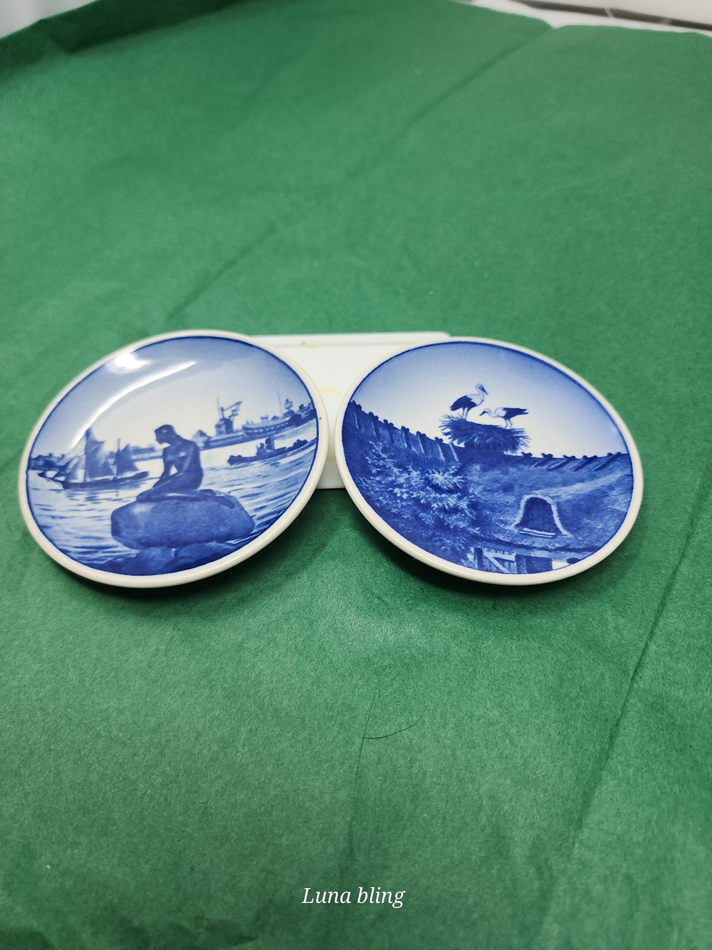 Dish bottom with maker's mark